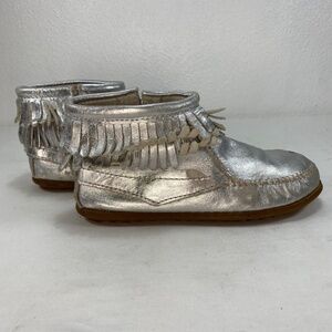 Minnetonka Youth 4 Silver Leather Fringe Zip Moccasins Rubber Sole Outdoor Wear